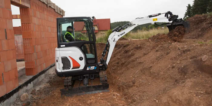 Waarom graafmachines huren de slimste keuze is voor jouw project