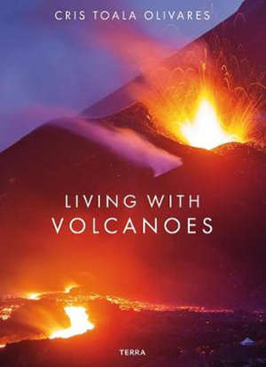 Cris Toala Olivares Living with Volcanoes fotoboek